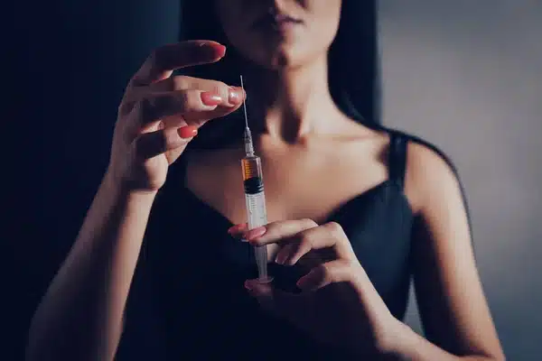 Woman addicted to meth, using the method of booty bumping